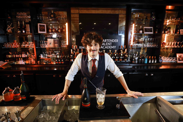 Nederlandse bartender verovert wereldtitel met innovatieve cocktail
