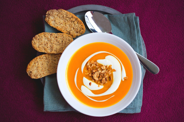 Chillen met chili: pittige pinda-pompoensoep voor kille dagen