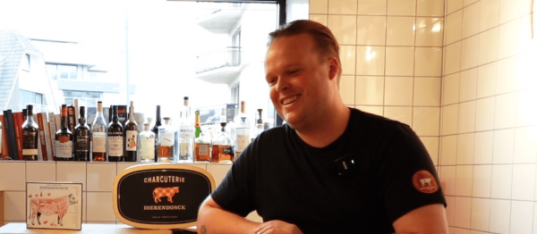 Sterrenchef Timon Michiels brengt eerste kookboek uit: "Timons Tafel mag vuil worden"