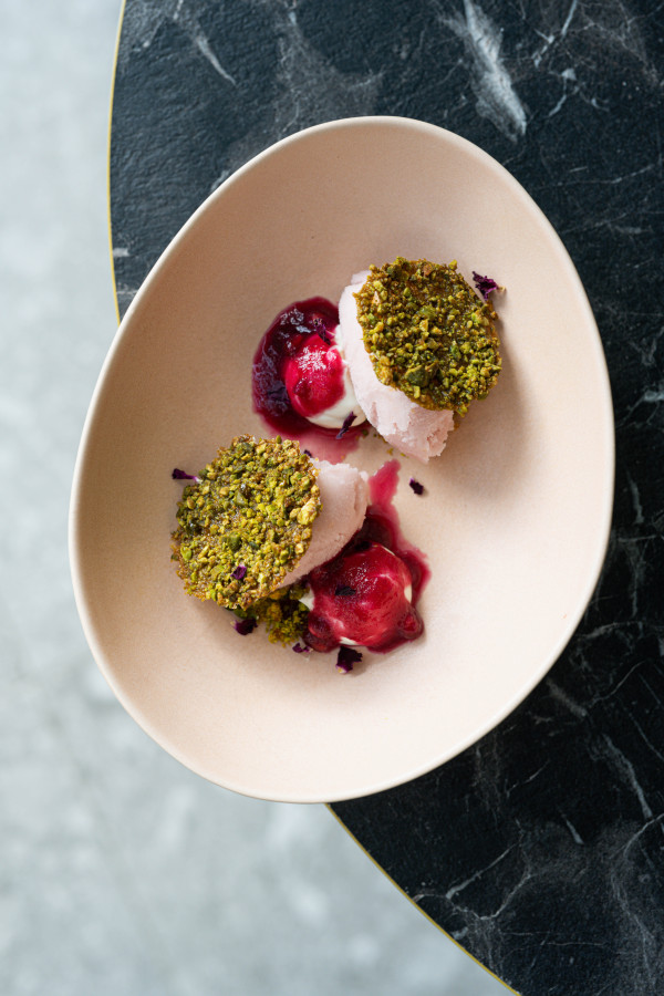 VIDEO: granaatappelsorbet met crèmeux van yoghurt, granaatappelcoulis & rozenwater