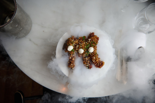 VIDEO: spareribs met BBQ-lak en mierikswortelemulsie