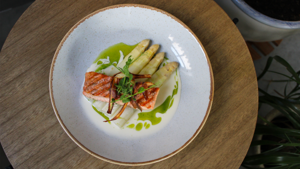 VIDEO: zalm met asperges, aspergeboter & peterselie