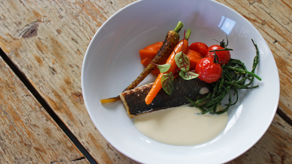 VIDEO: zeebaars met jonge wortel, blanke boter, zeekraal & tomaat