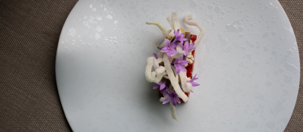 VIDEO: watermeloen met feta, maatjesharing, crème van pistache & rijstnoedels