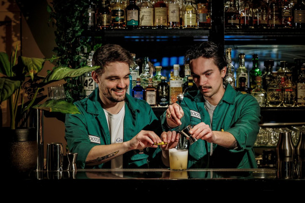 Bartenders van Bar Hootch geven de beste tips: "Wanneer er meer contact is tussen de cocktail en de lippen wordt de smaak intenser"