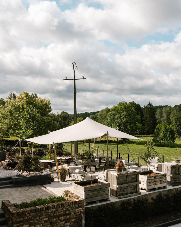 Hoeve de Bies werd door Gault&Millau beloond met een score van 15,5/20: "We hebben daar een lekker glaasje champagne op gedronken"