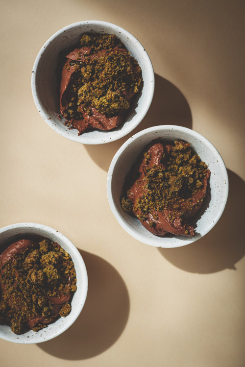 Chocoladecustard met sesam-thee-crumble