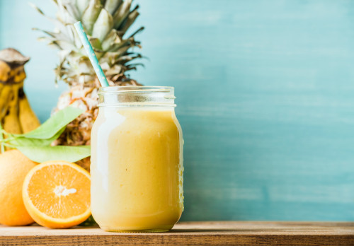 Tropische milkshake met sinaasappel en ananas