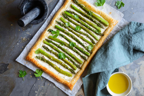 Vegetarische bladerdeegtaart met asperges en roomkaas
