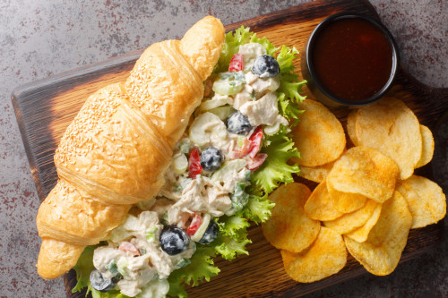 Kipsalade op croissantbroodjes met aardappelchips