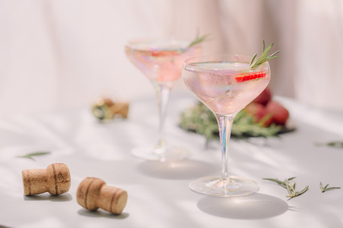 Punch met champagne, aardbeien en rozemarijn