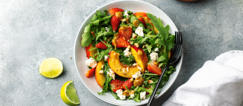 Salade met rucola, aardbei, cottage cheese, nectarine en pindapasta