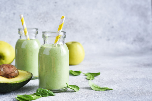Smoothie van groene appel, banaan, avocado en verse basilicum