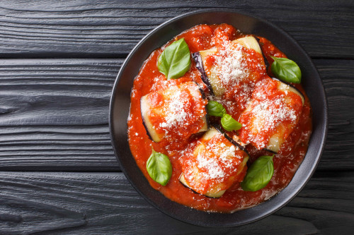 Gevulde auberginerolletjes met ricotta in tomatensaus