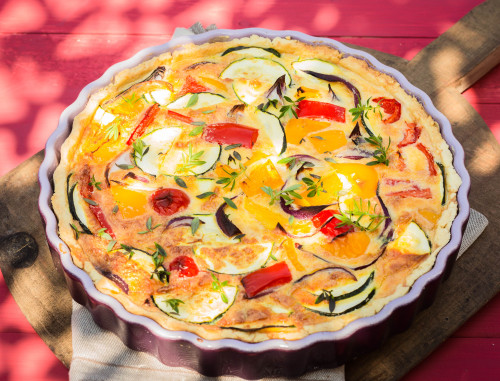 Quiche met courgette, paprika, rode ui en verse tijm