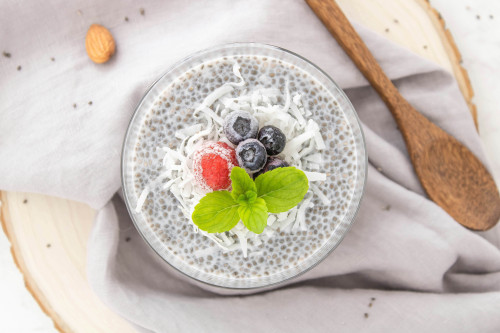 Chiapudding met blauwe bessen, frambozen en kokosvlokken