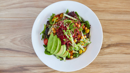 Avocado-bietensalade met maïs en kikkererwten