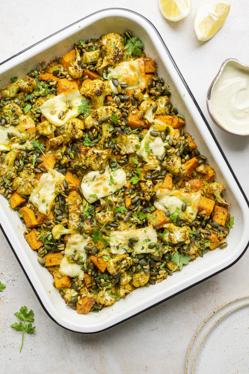 Bulgur met halloumi, butternut en bloemkool met tahinyoghurt en kruidige pitten