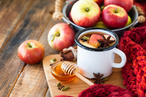 Herfstige fruitthee met verse appel, kardemom en kruidnagel