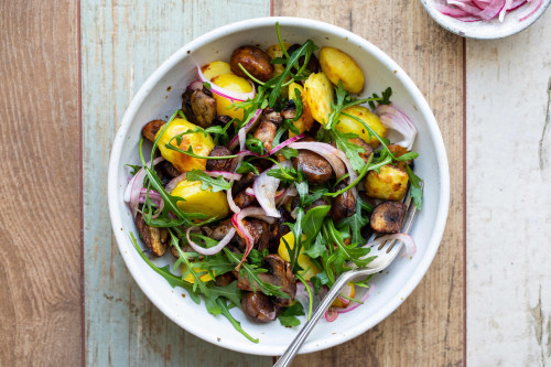 Herfstige salade met geroosterde krieltjes, kastanjes en champignons