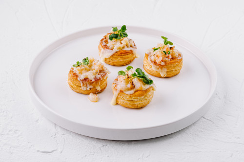 Bladerdeeghapje met verse garnaalsalade & kaassaus