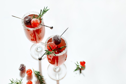 Kerstmocktail met veenbessen, sinaasappel & rozemarijn