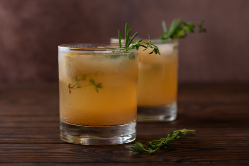 Kerstmocktail met peer, citroen, rozemarijn & tijm