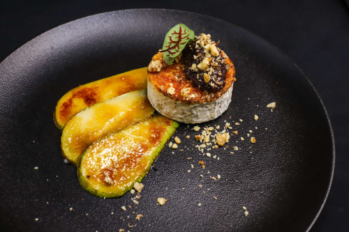 Gegrilde geitenkaas met peer, pruimencompote & notencrumble