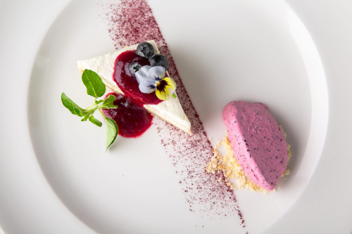 Cheesecake met bessensaus en bessenijs