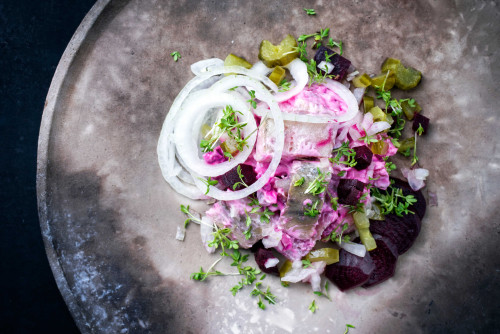 Bietensalade met gepekelde haring, witte ui, augurk & tuinkers
