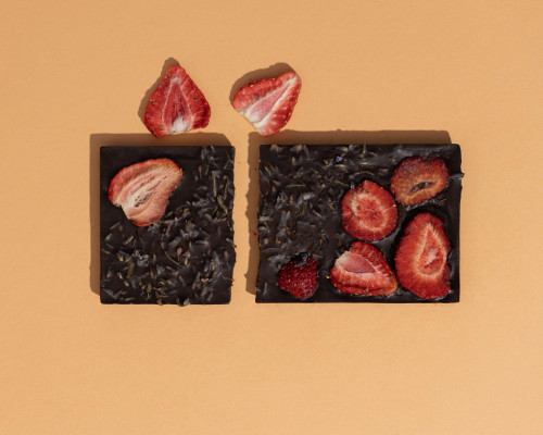 Suikervrije chocoladereep met gedroogde aardbeien
