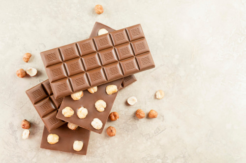Chocoladereep van melkchocolade met geroosterde hazelnoten