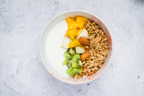 Plantaardige yoghurtbowl met kiwi, sinaasappel, peer & granola