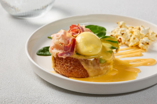Brioche met gepocheerd ei, parmaham, spinazie & hollandaisesaus