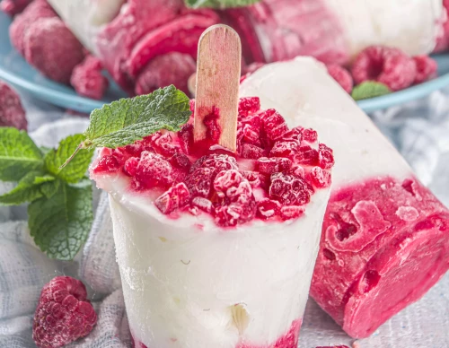 Yoghurtijs met frambozen