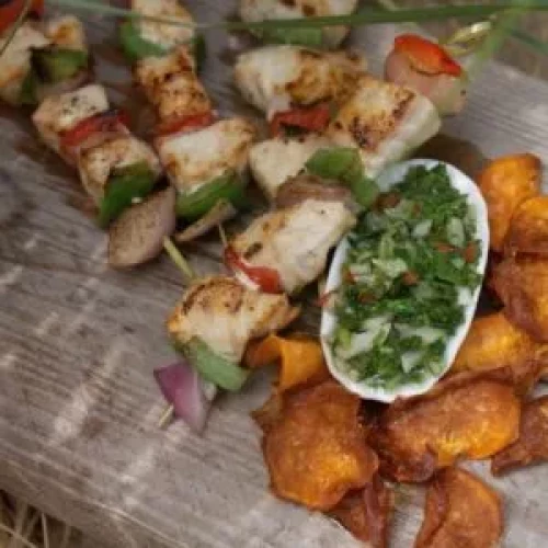 Zwaardvis met chimichurri en chips van zoete aardappel