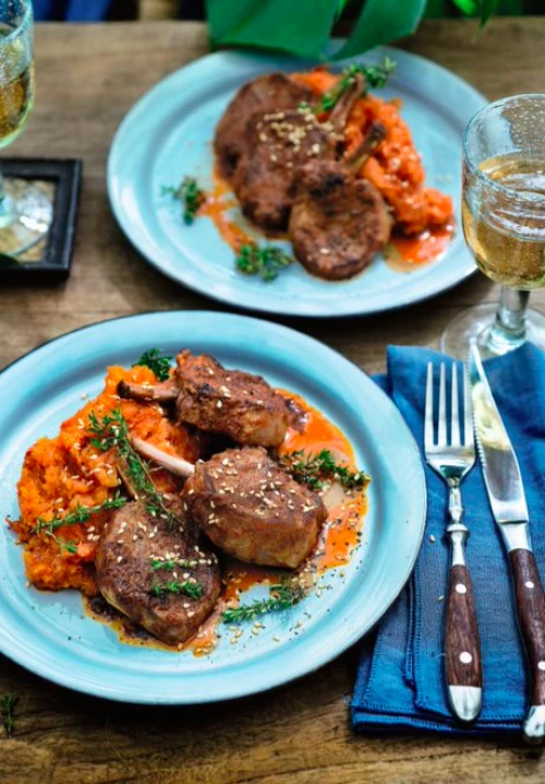 Lamsrack met rode curry, pompoen & tomaten