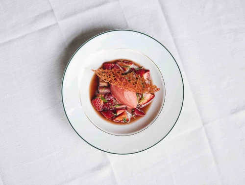 Gekonfijte rabarber met aardbeiensorbet