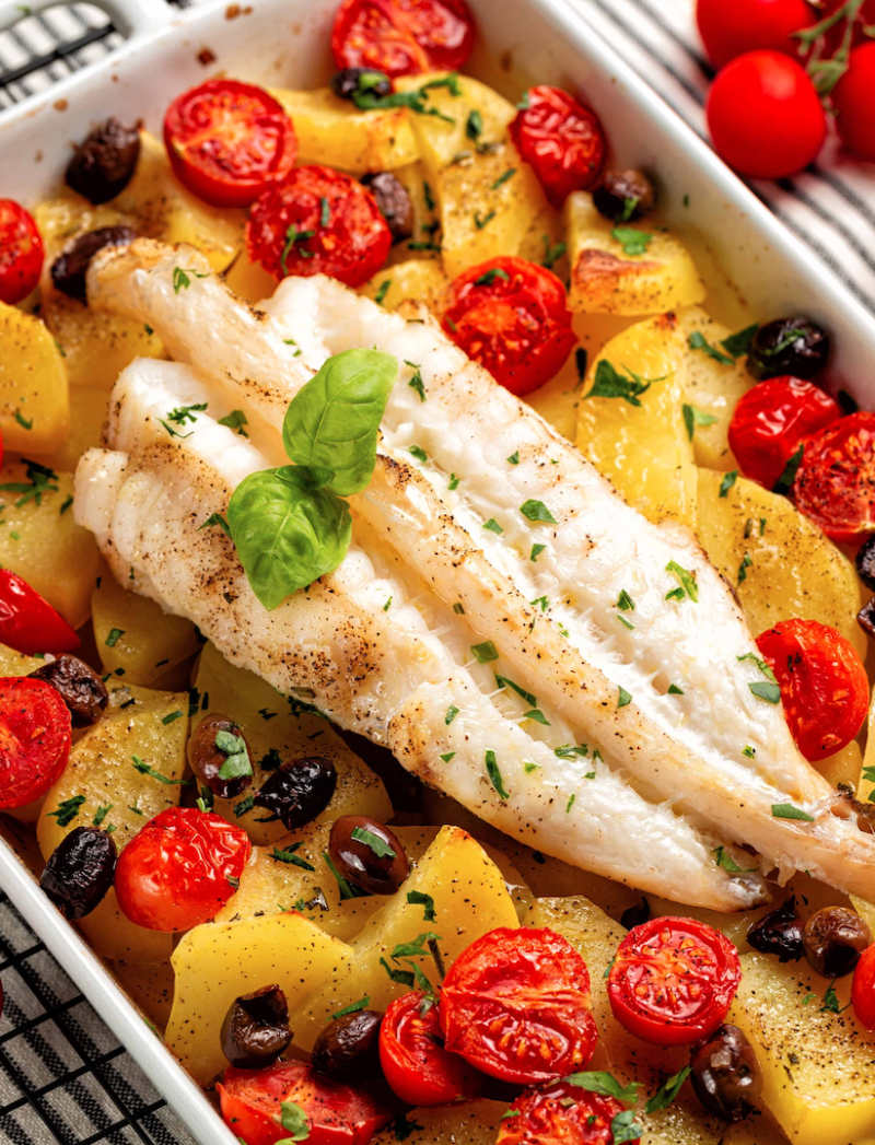 Zeeduivel met tomaten en olijven