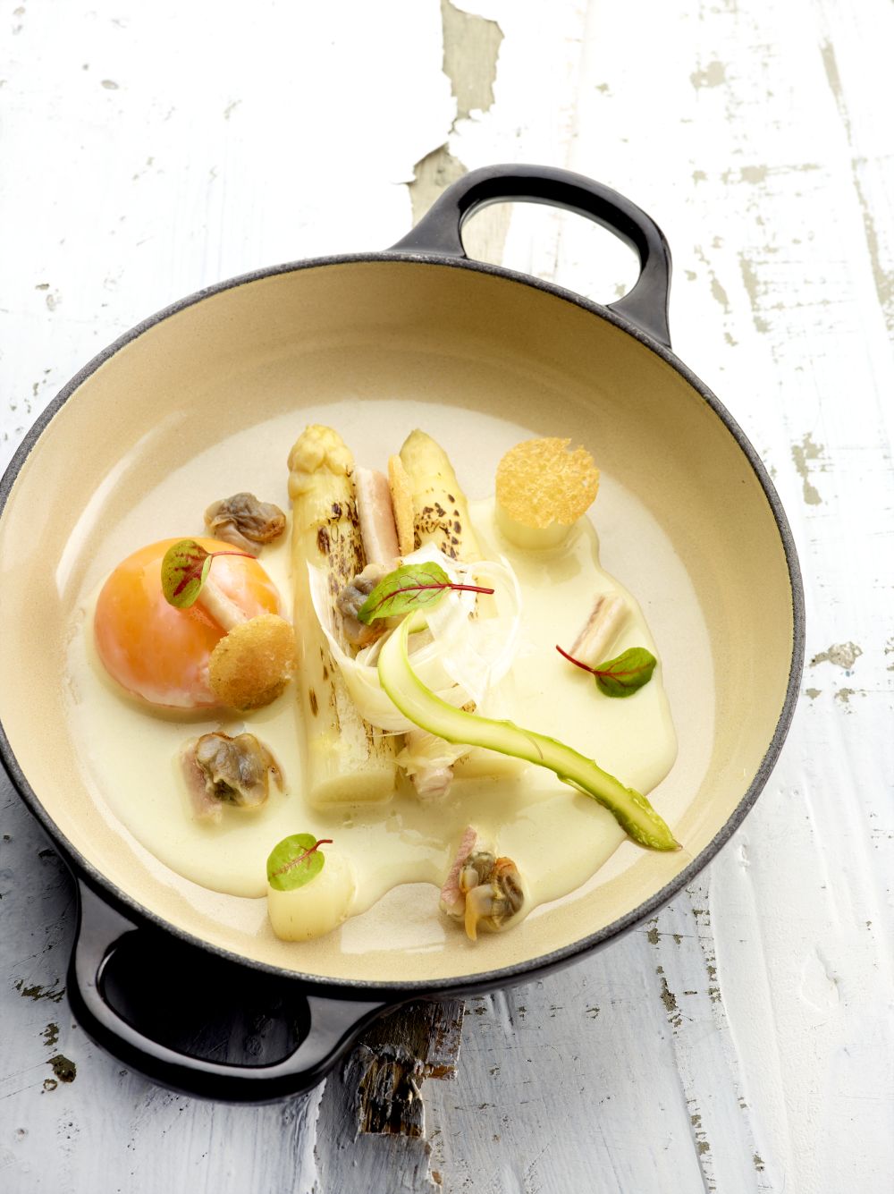 Asperges met gerookte paling en zachte eierdooier