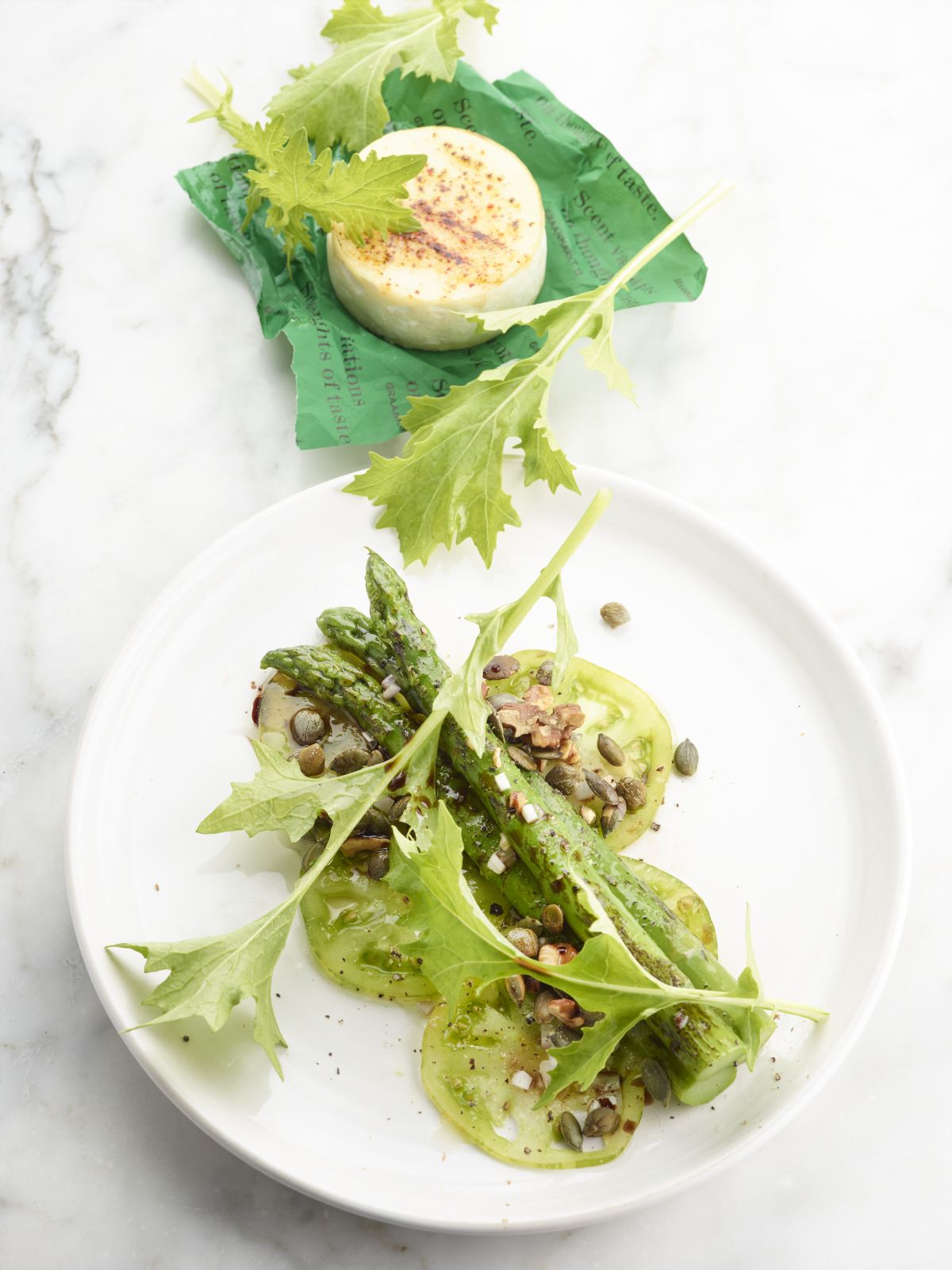 Carpaccio van groene tomaat met asperges, noten en geitenkaas