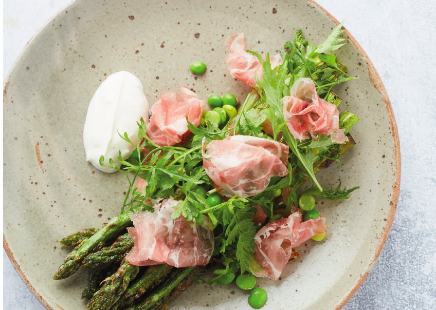 Gebakken groene asperges met zuurdesem, verse kaas en kalfsjusvinaigrette