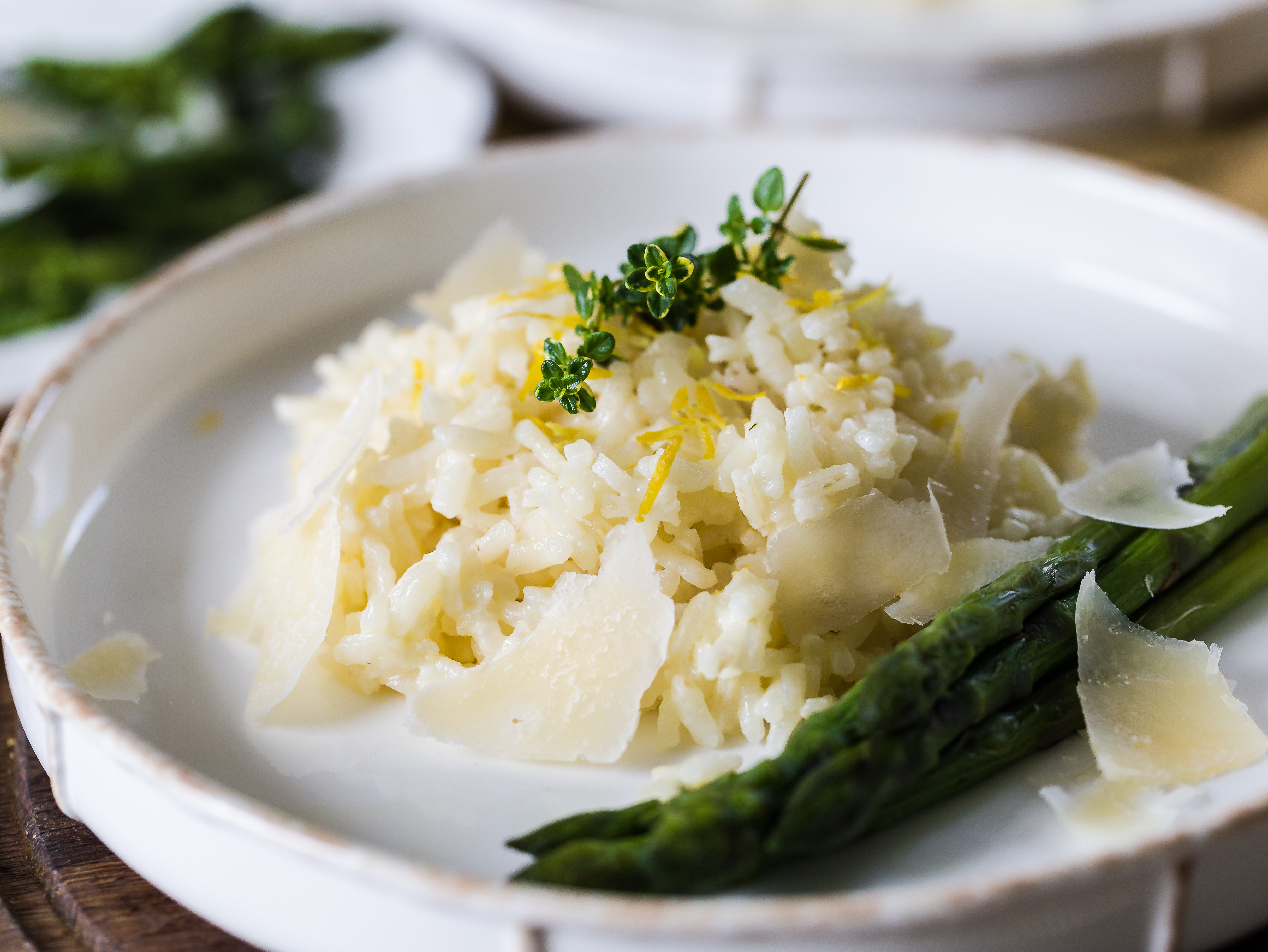 Risotto van gedopte erwtjes met gemarineerde asperges